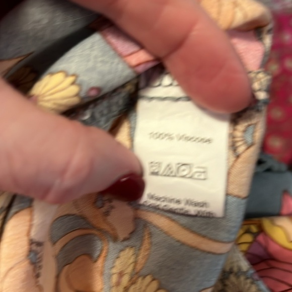 Rusttydustty Large top. 100% viscose  pink floral on grey background - Picture 6 of 6